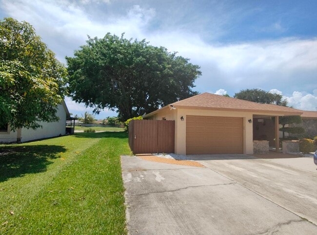 Building Photo - 616 White Water Dr