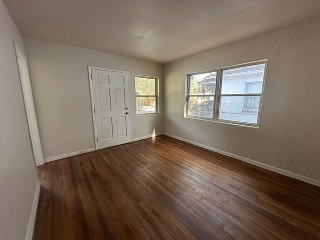 Building Photo - Cozy 3 Bedroom Home in Mid-Westside Jacksonville - Available Now!