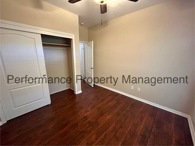 Building Photo - Stunning 4 Bed/2 Bath NW Bakersfield Home ...
