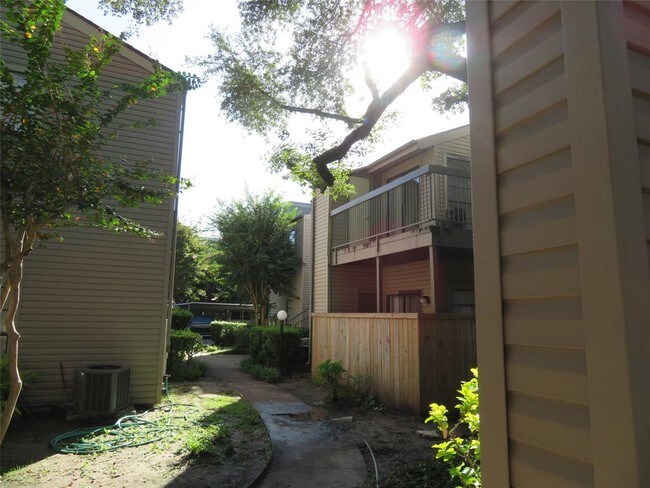 Building Photo - 9707 Richmond Ave