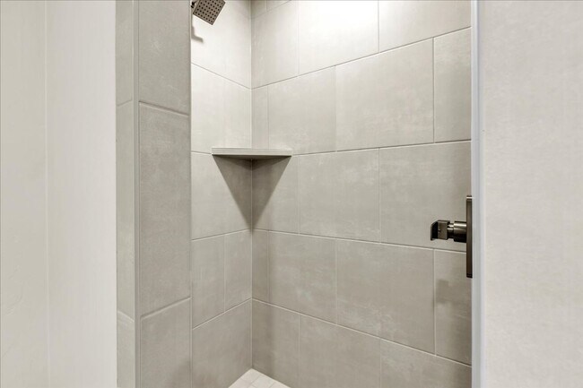 Building Photo - Adorable Brand New NE Edmond