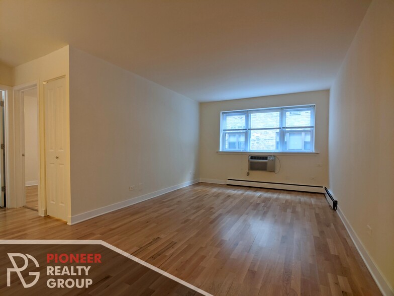 Building Photo - 630 W Wrightwood Ave