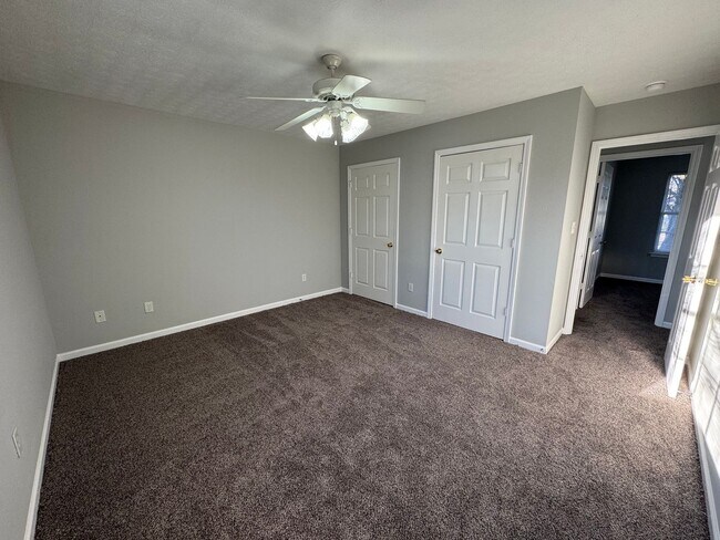 Building Photo - Spacious 3 bedroom, 2 bathroom home near Russell Sims park