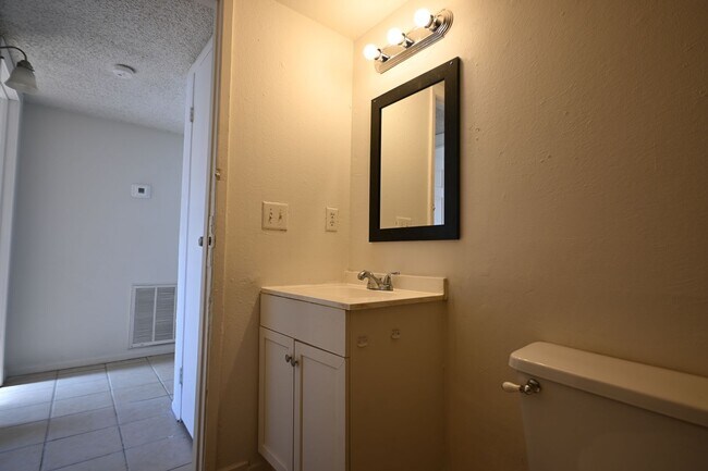 Building Photo - 2 Bedroom Apartment -Las Vegas -NO PETS -1...