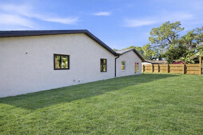 Building Photo - 603 61st Ave Terrace E