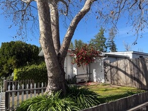 Building Photo - 472 Church St