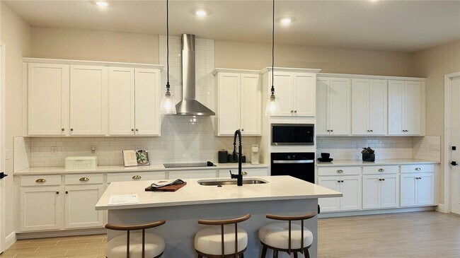 Building Photo - 16450 Hamlin Vw St