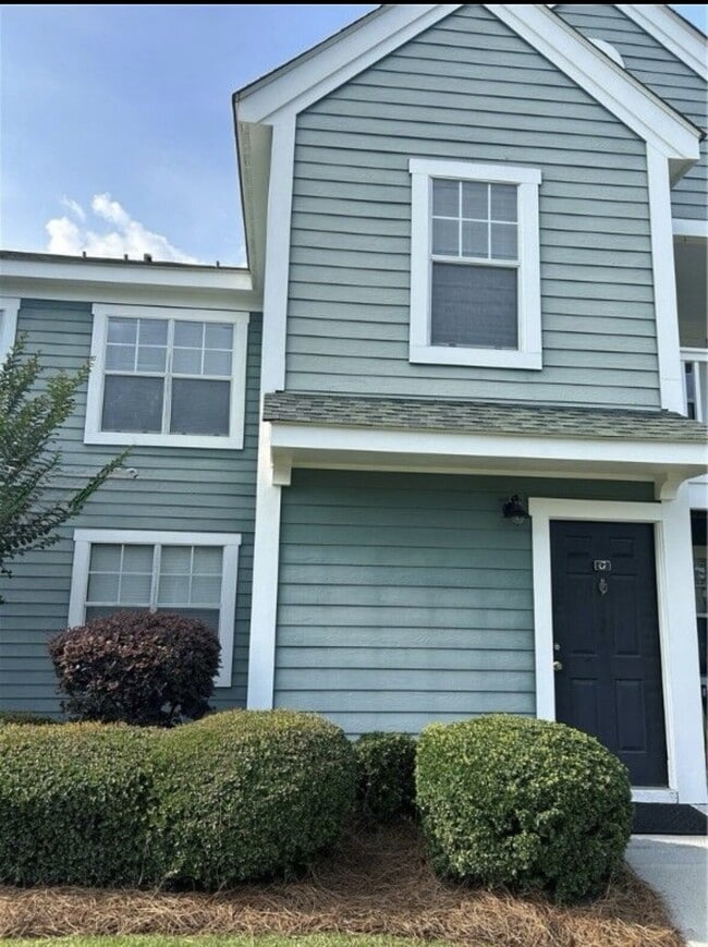 Building Photo - Spacious Three Bedroom Townhome in Old South!