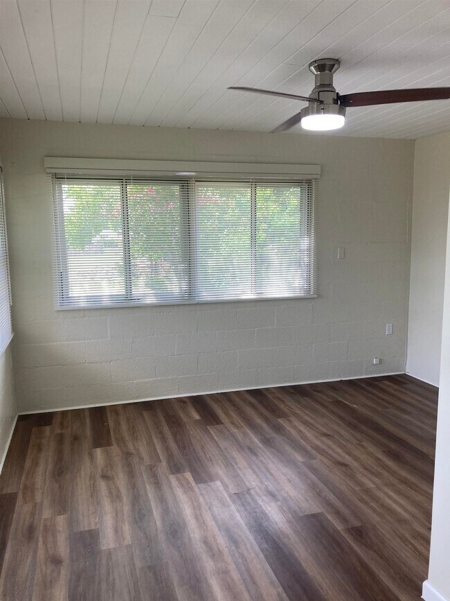 Building Photo - 1635 River Oaks Dr