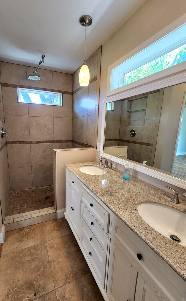 Building Photo - Completely Remodeled Navy Point 3 Bedroom, 2 Bath Cottage! Close to the Water!!