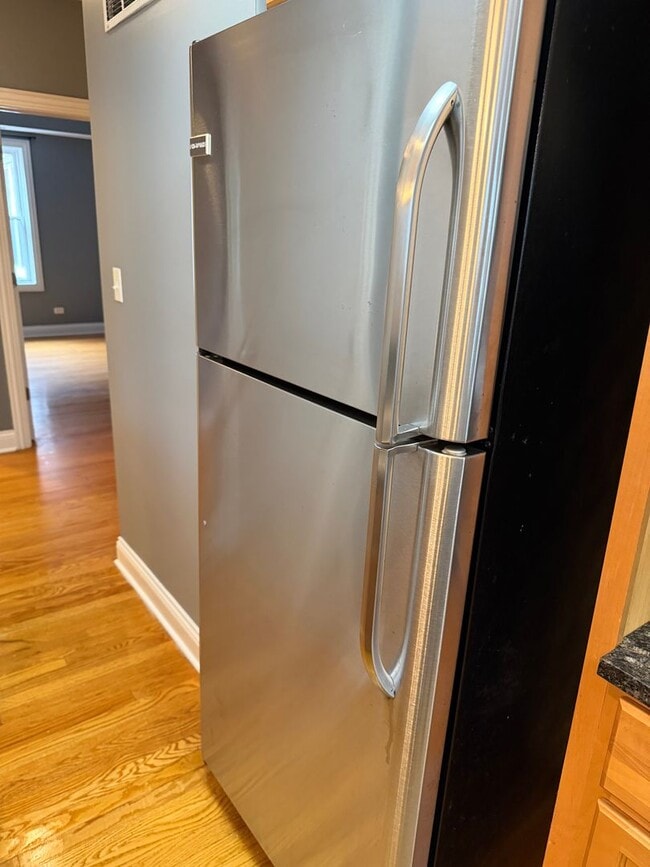 Building Photo - Rogers Park Gem with in-unit Laundry