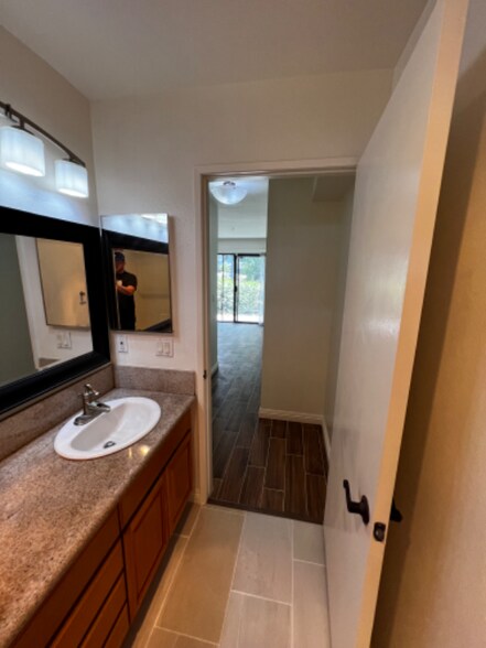 Building Photo - 1255 N Los Robles Ave