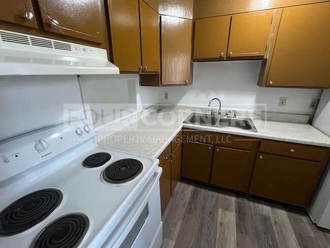 Building Photo - Lovely 2 Bedroom 1.5 Bath Townhome