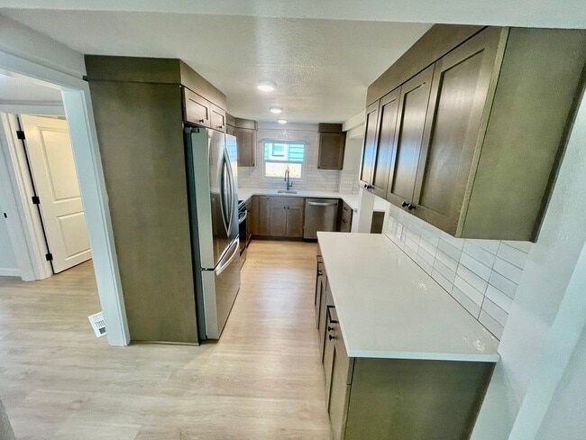 Building Photo - 5-Bedroom, 2 Bathroom Home with In-Unit Wa...