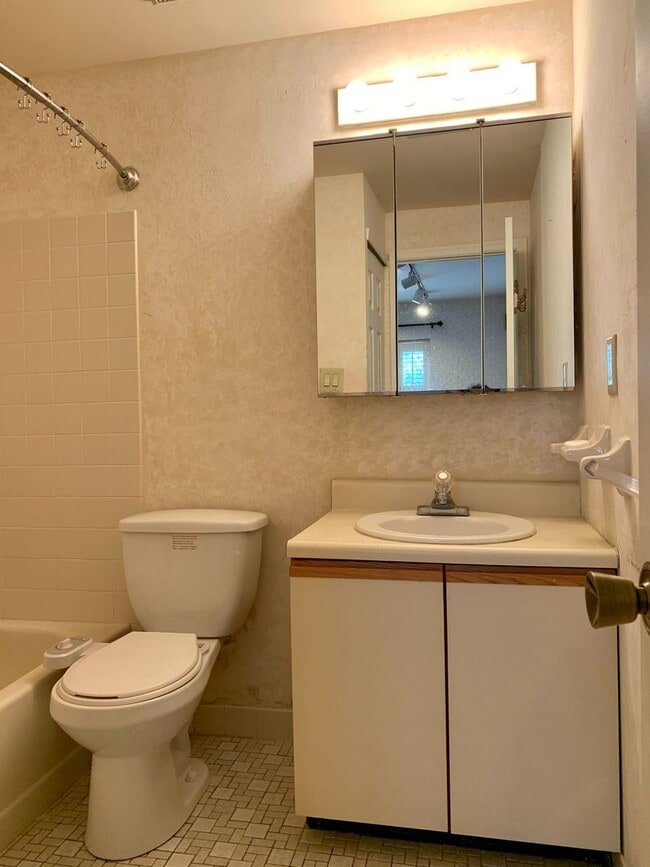 Building Photo - Gorgeous 2-Bedroom Townhome Near the Art Museum! One-Car Garage Included!