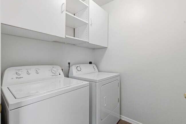 Building Photo - 4265 E Windsor Dr