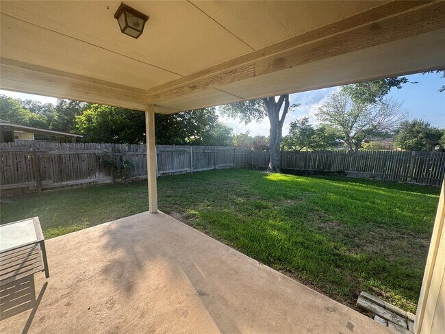 Building Photo - 1002 Leah Ln