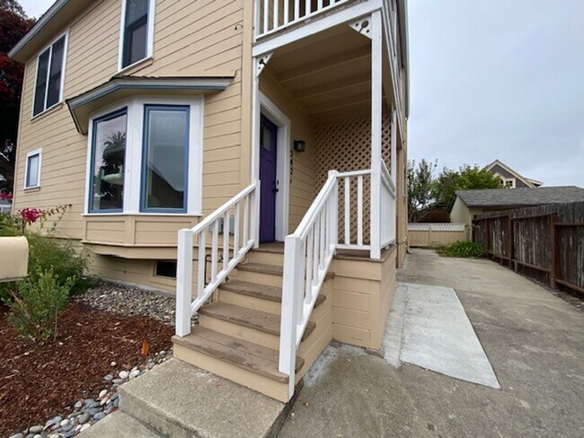 Building Photo - 542 Pine Ave