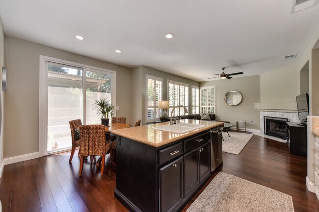 Building Photo - Great Location! Clean, Renovated, Beautifu...