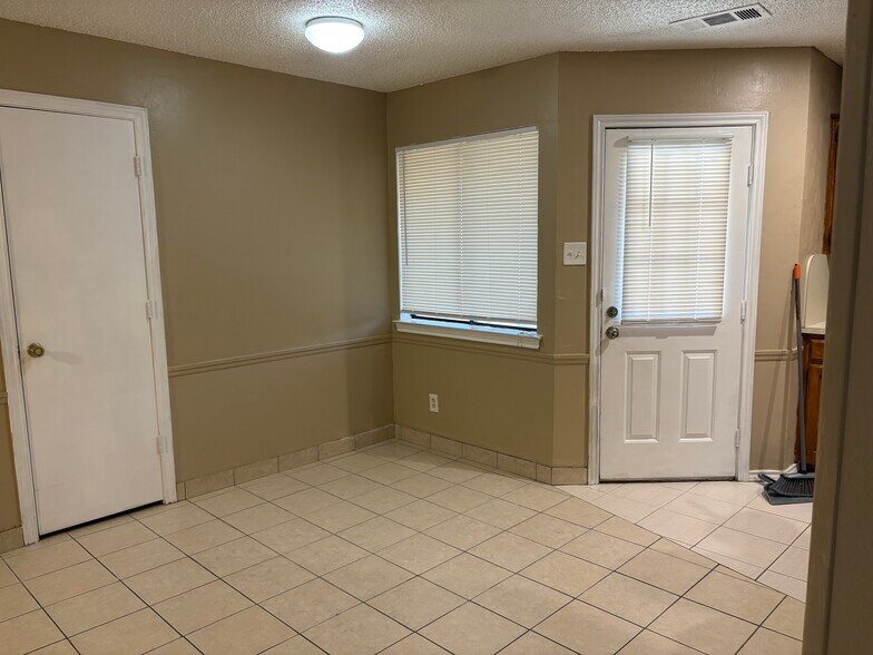 Building Photo - 716 Long Ct