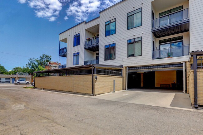 Building Photo - 2 bedroom 2 bath Penthouse apartment in Wa...