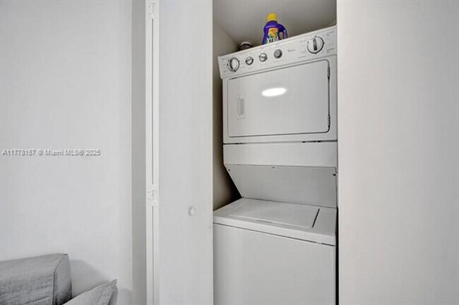 Building Photo - 475 Brickell Ave