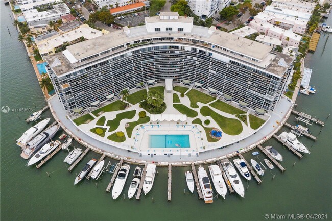 Building Photo - 900 Bay Dr