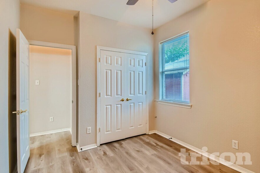 Building Photo - 7101 Crenshaw Dr