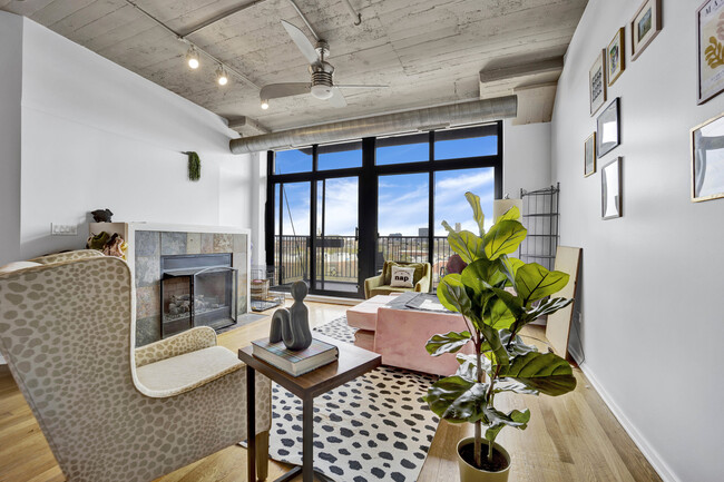 Building Photo - 1525 S Sangamon St