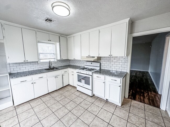 Building Photo - Charming 2 Bed 1 Bath Home - Convenient to Highways!