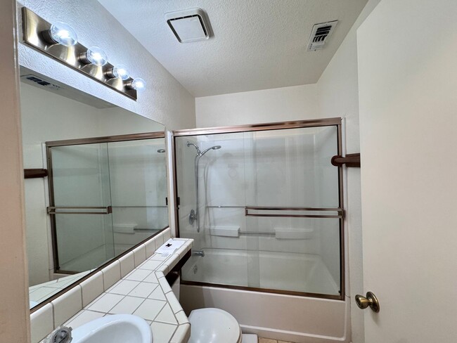Building Photo - Cozy upstairs Condo in Auburn. Pets welcome!!