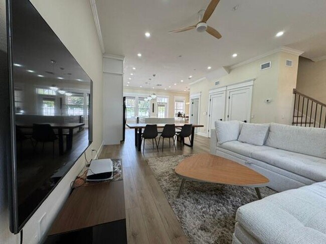 Building Photo - 4 Bedroom fully renovated Townhome in the Main Village of Celebration
