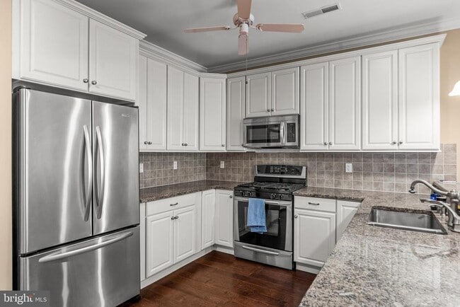 Building Photo - 2022 Crescent Wy