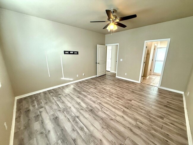 Building Photo - Beautiful 3 Bedroom with 3 Car Garage- Available Now!