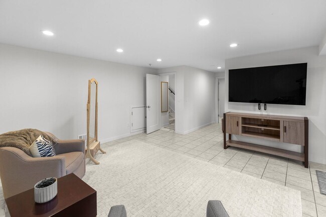 Building Photo - 4 bedroom 3 bath Mercer Island