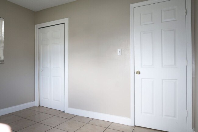 Building Photo - Move in ready 2/1 house for rent in West T...