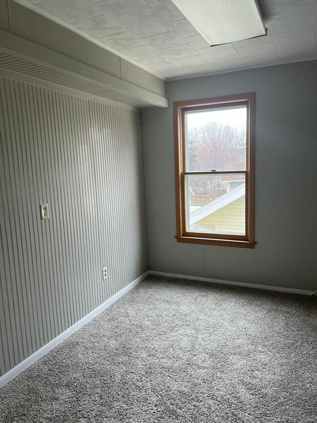 Building Photo - Large 5 bedroom / 2 bath home in central O...