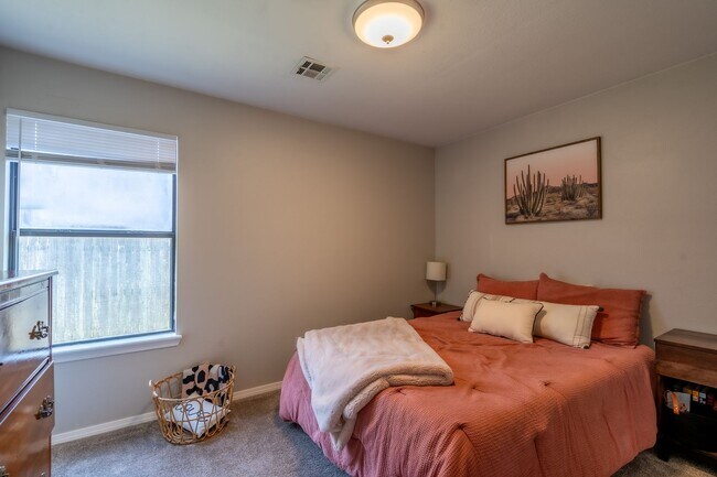 Building Photo - Gorgeous Bixby Home!