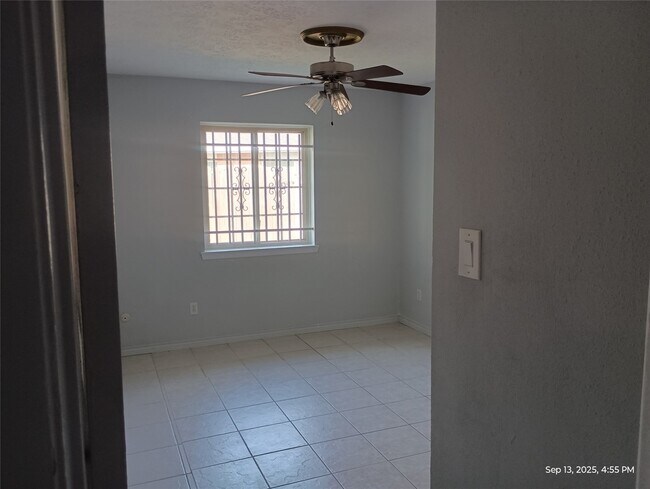 Building Photo - 2722 Lower Valley Dr