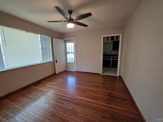 Building Photo - 905 Stevens Ct NE