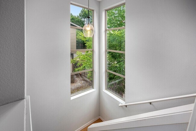 Building Photo - Modern Elegance! Eastmoreland Stunner! Pre...