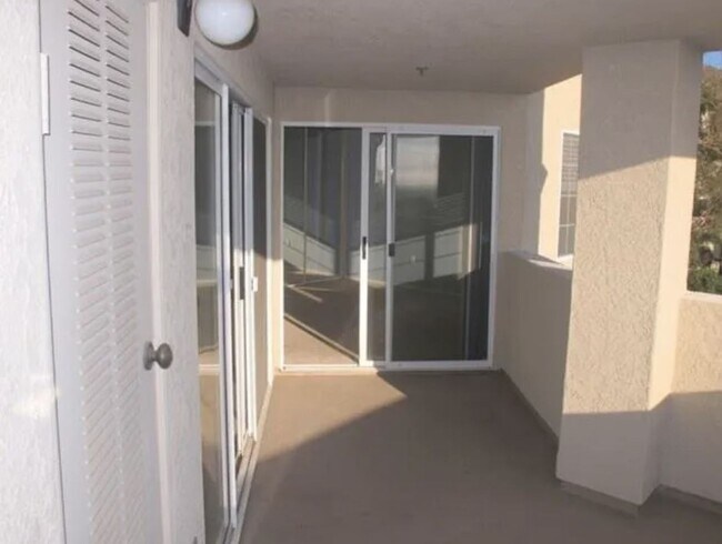 Building Photo - 3 Bedroom, 2 Bathroom Ground-Level Condo f...
