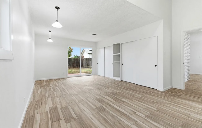 Building Photo - 179 W Hazelwood Dr