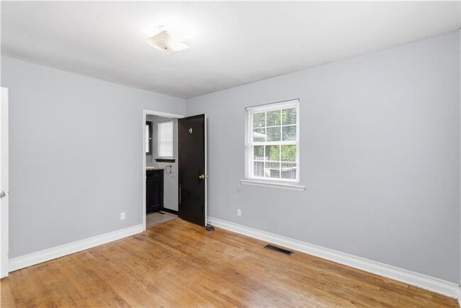 Building Photo - Cute 4 Bedroom 2 Bath home close to campus!