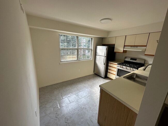 Building Photo - 1002 Valley Glen Rd