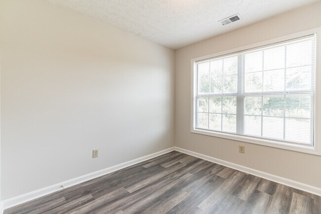 Building Photo - Three bedroom rental on Woodhaven Pl