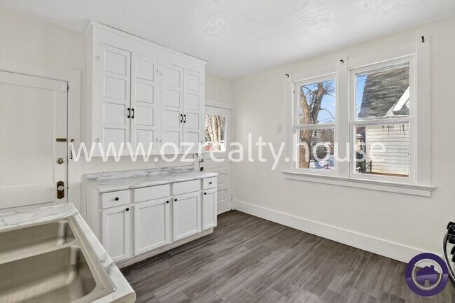 Building Photo - 834 Oak St