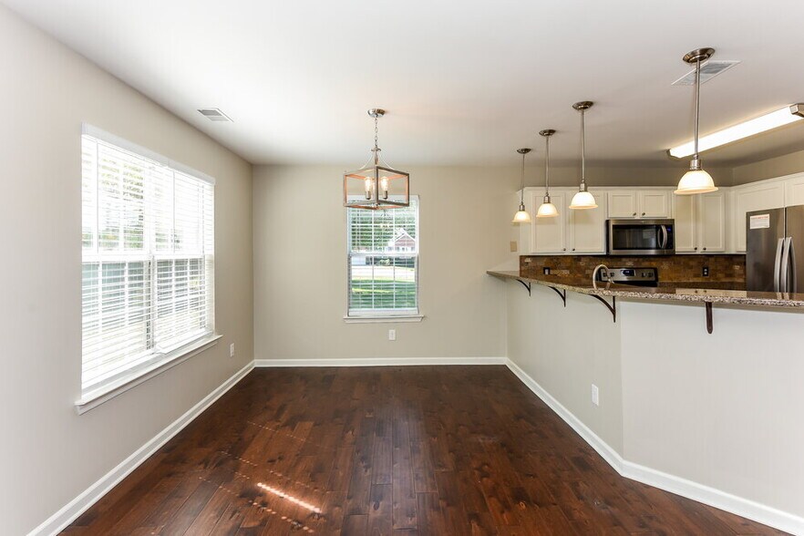 Building Photo - 900 Bluebird Ct