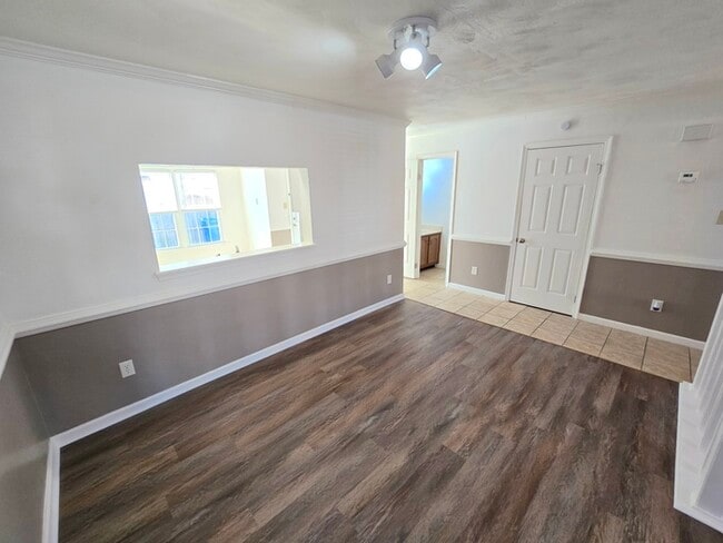 Building Photo - STUNNING TWO STORY 3 BEDROOM/ 2.5 BATH TOW...