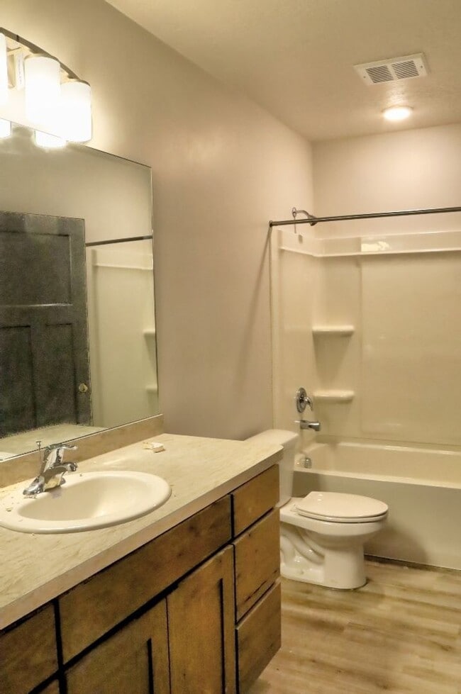 Building Photo - 2 Bedroom 1 Bathroom Apartment